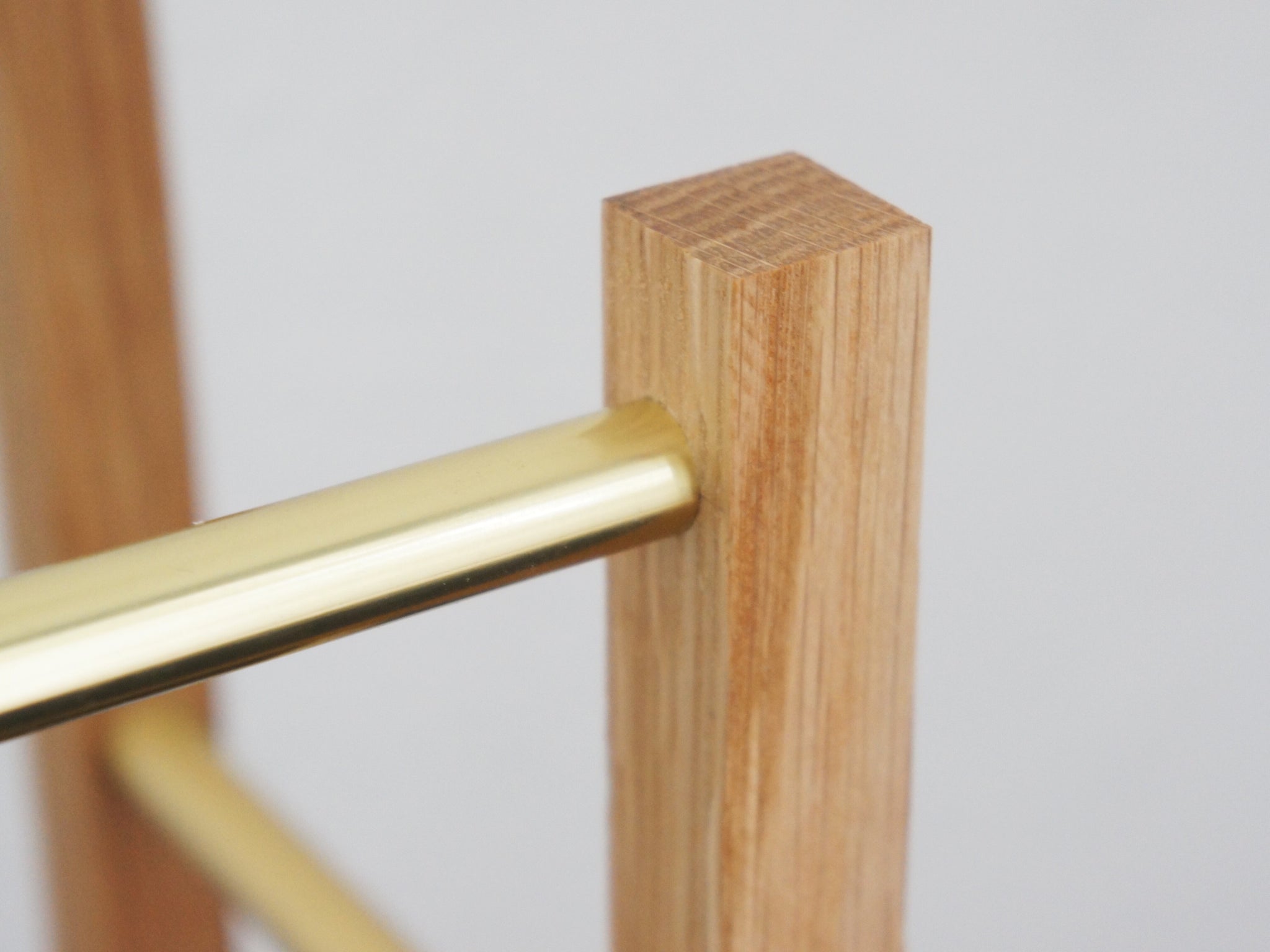 Schuhregal Eiche Holz und poliertes Messing Oak wood polished brass minimalistic minimalism minimalistisch elegant praktisch simple
