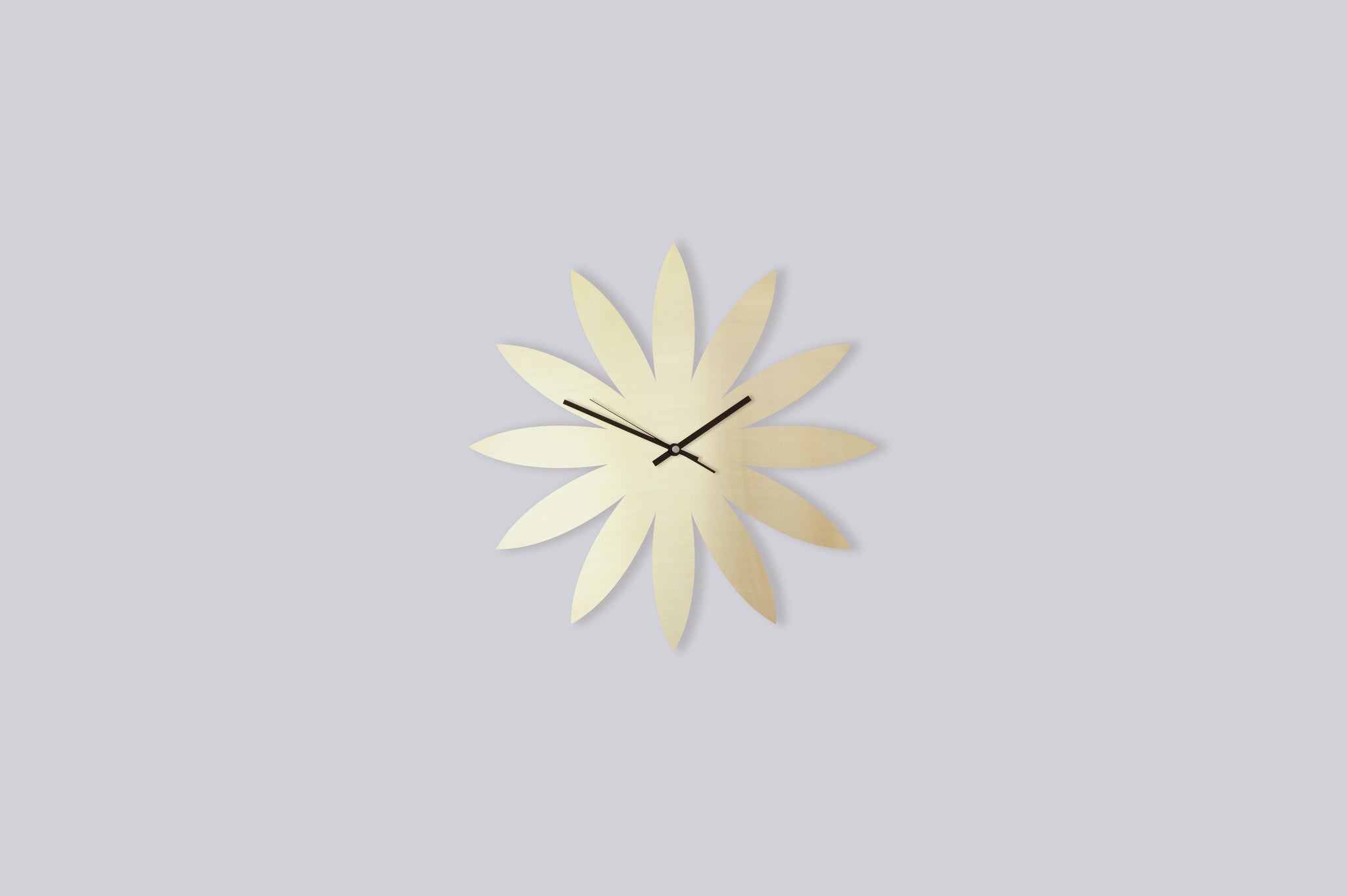 messing wanduhr brass wall clock silent lautlos handmade unikat unique blumenform flower shape