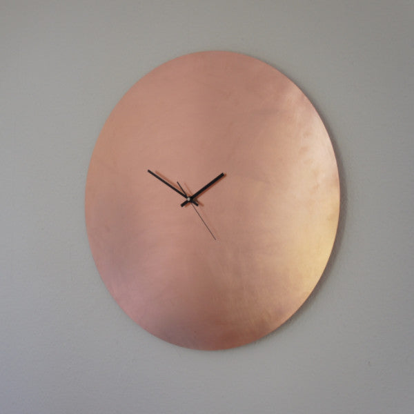 kupfer wanduhr copper wall clock silent lautlos handmade unikat unique patina minimalistisch Minimalismus minimalism large huge gross