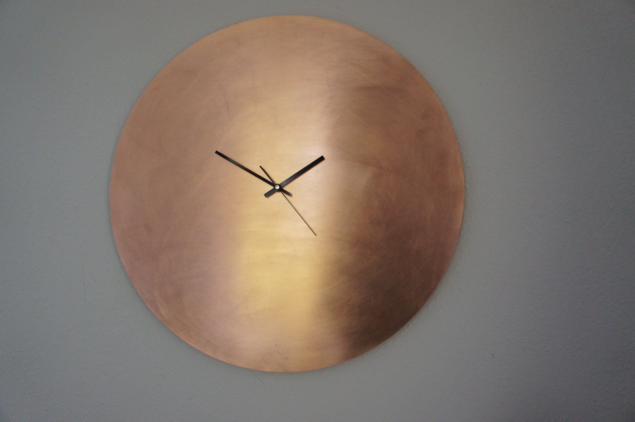 kupfer wanduhr copper wall clock silent lautlos handmade unikat unique patina minimalistisch Minimalismus minimalism large huge impressive