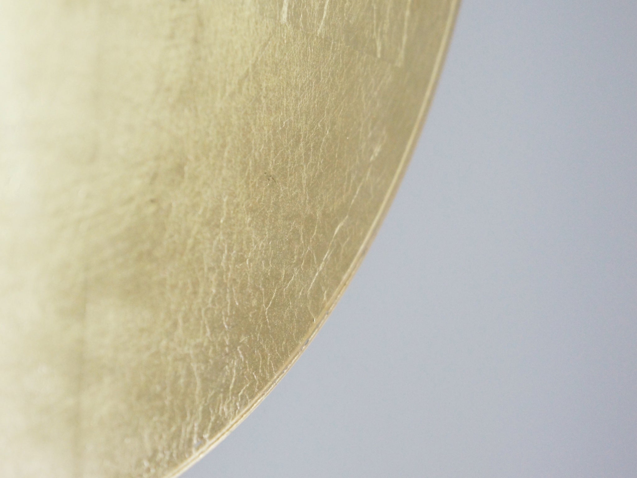 gold Blattmetall Blattgold messing glänzend Wanduhr handgemacht Unikat lautlos metal leafs brass wall clock art kunstwerk einzigartig unique einzelstück