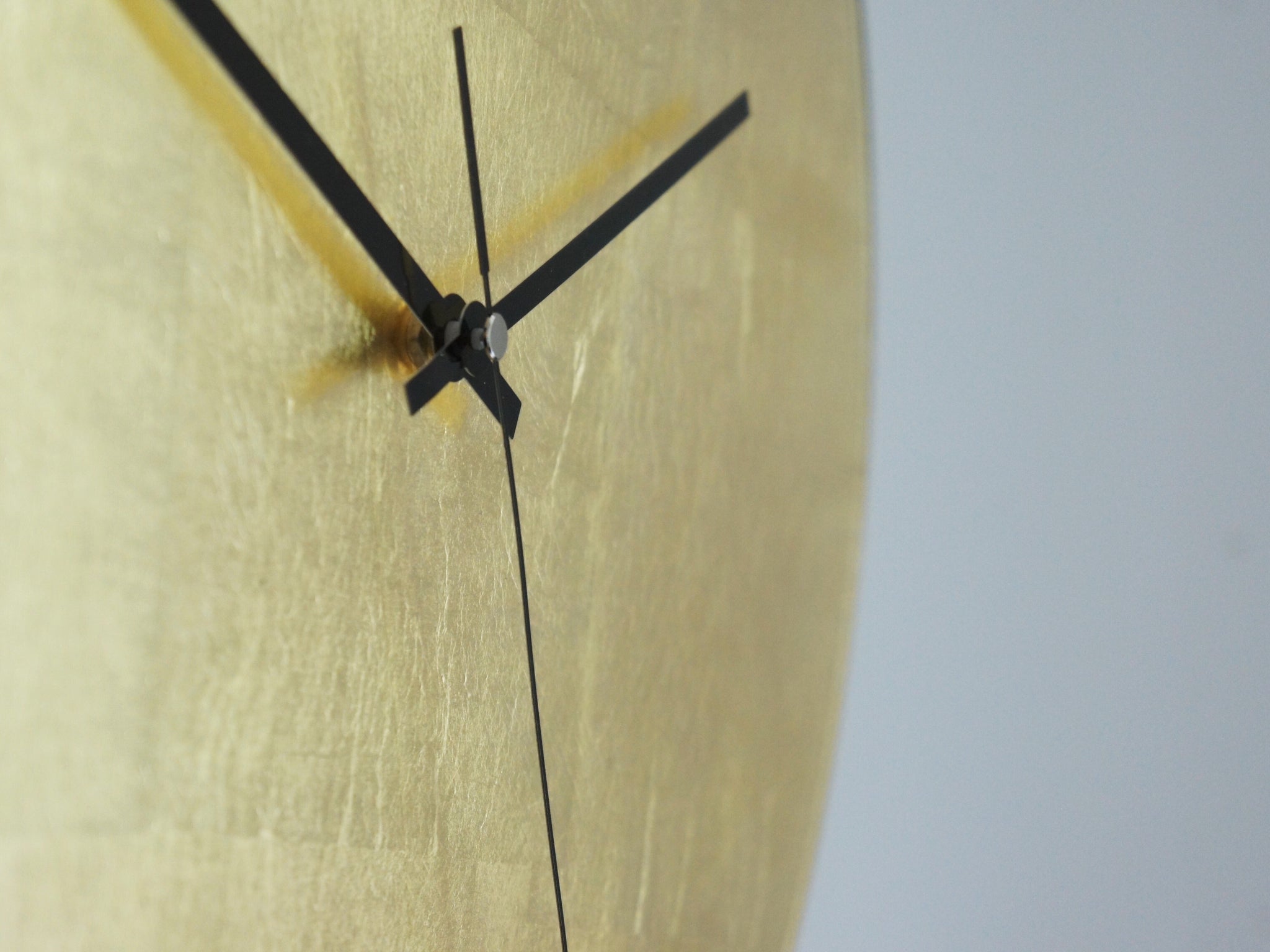 gold Blattmetall Blattgold messing glänzend Wanduhr handgemacht Unikat lautlos metal leafs brass wall clock art kunstwerk einzigartig unique einzelstück