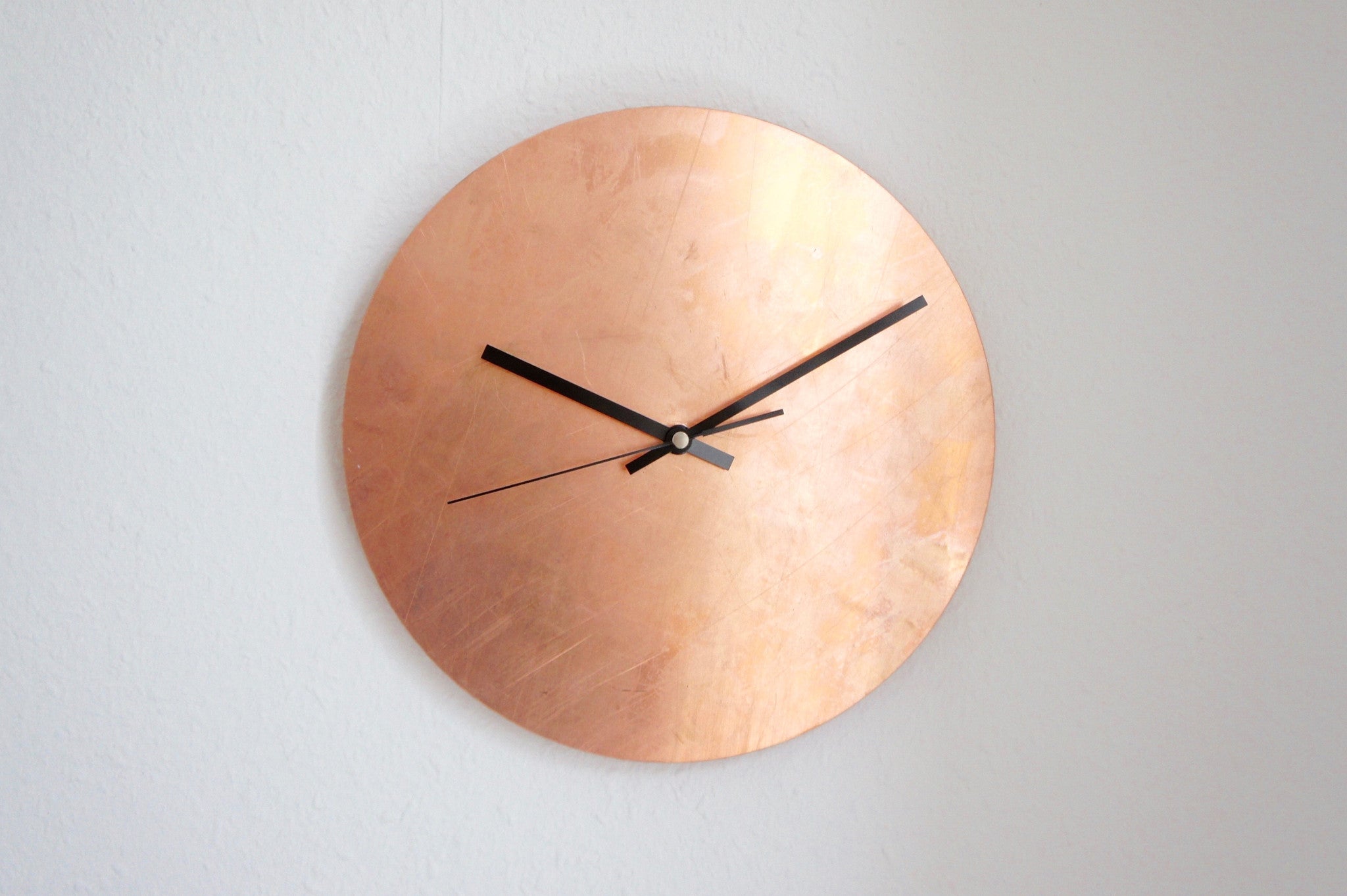 messing wanduhr brass wall clock silent lautlos handmade unikat unique minimalism minimalistisch Minimalismus elegant einzigartig Einzelstück unique