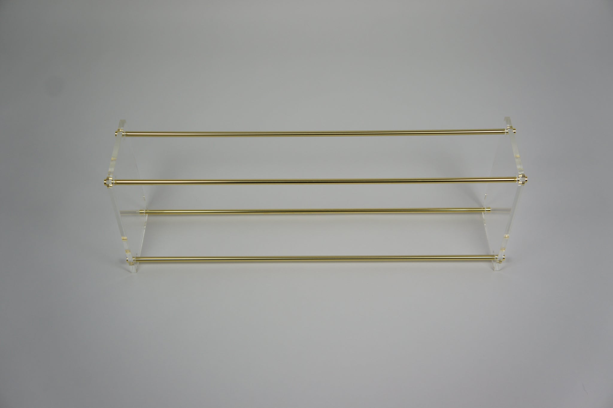 Schuhregal poliertes messing Glas Shoe Rack polished brass and glass large Schuhe Aufbewahrung Garderobe acrylic gold acrylglas plexiglas handmade in Deutschland minimalistisch minimalism