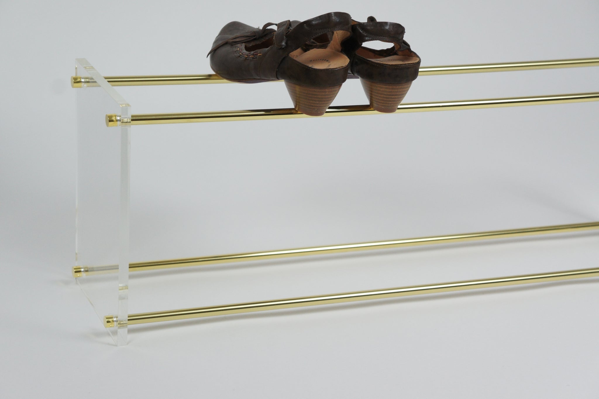 Schuhregal poliertes messing Glas Shoe Rack polished brass and glass large Schuhe Aufbewahrung Garderobe acrylic acrylglas plexiglas handmade in Deutschland minimalistisch minimalism