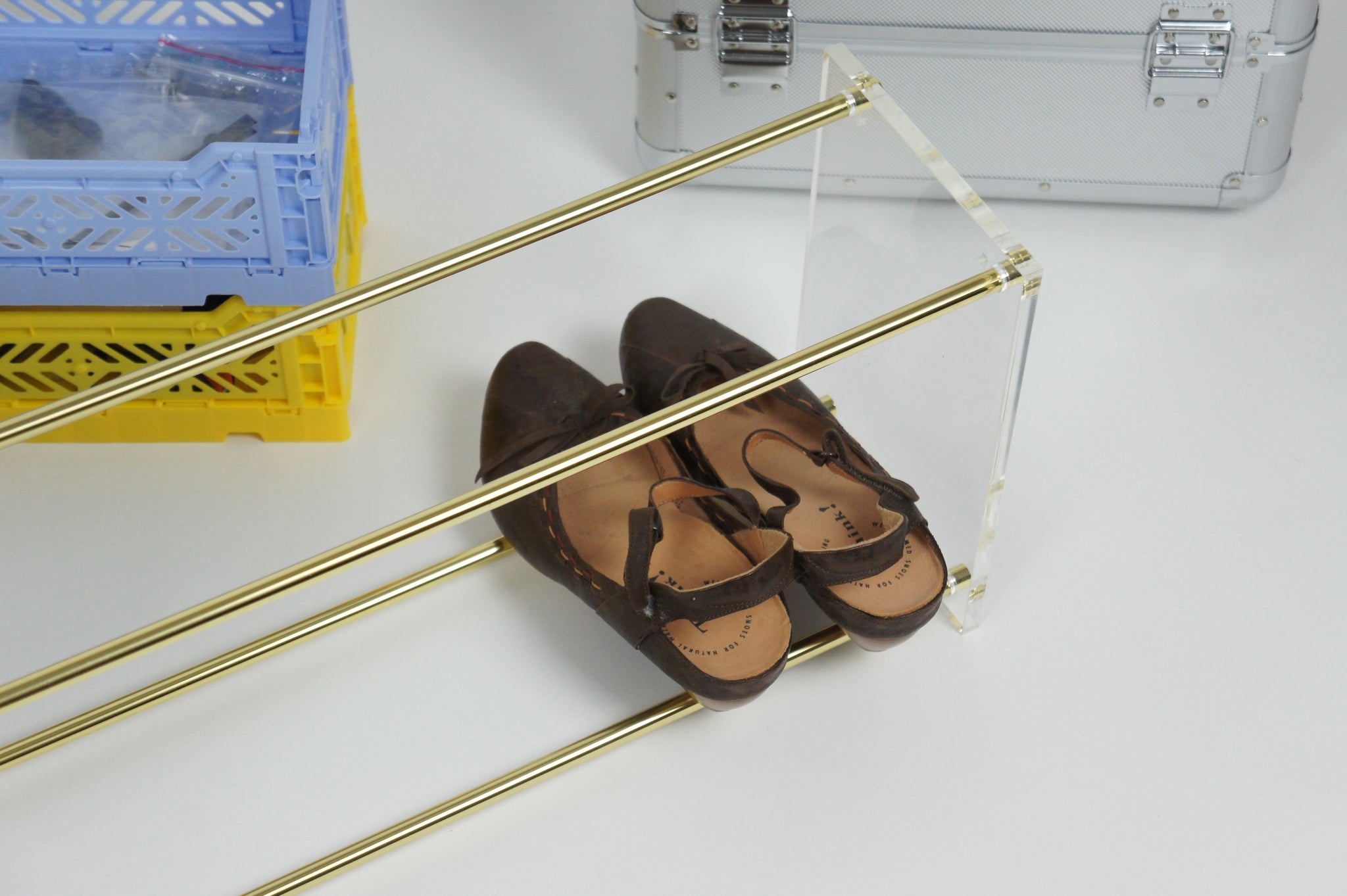 Schuhregal  messing Glas Shoe Rack brass and glass large Schuhe Aufbewahrung Garderobe acrylic acrylglas plexiglas handmade in Deutschland minimalistisch minimalism Detaill