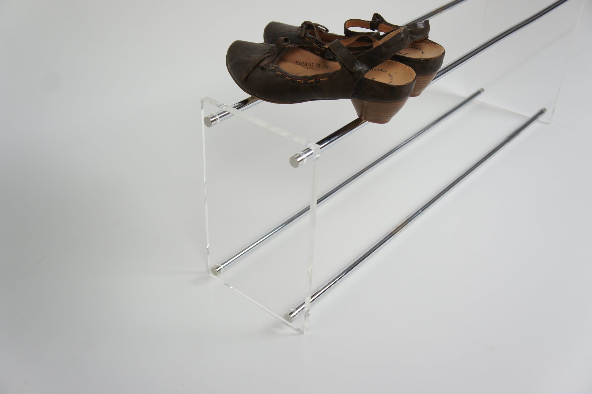 Schuhregal Chrom Silber Metall Glas Chrome Silver Shoe Rack glass large Schuhe Aufbewahrung Garderobe acrylic acrylglas plexiglas handmade in Deutschland minimalistisch minimalism