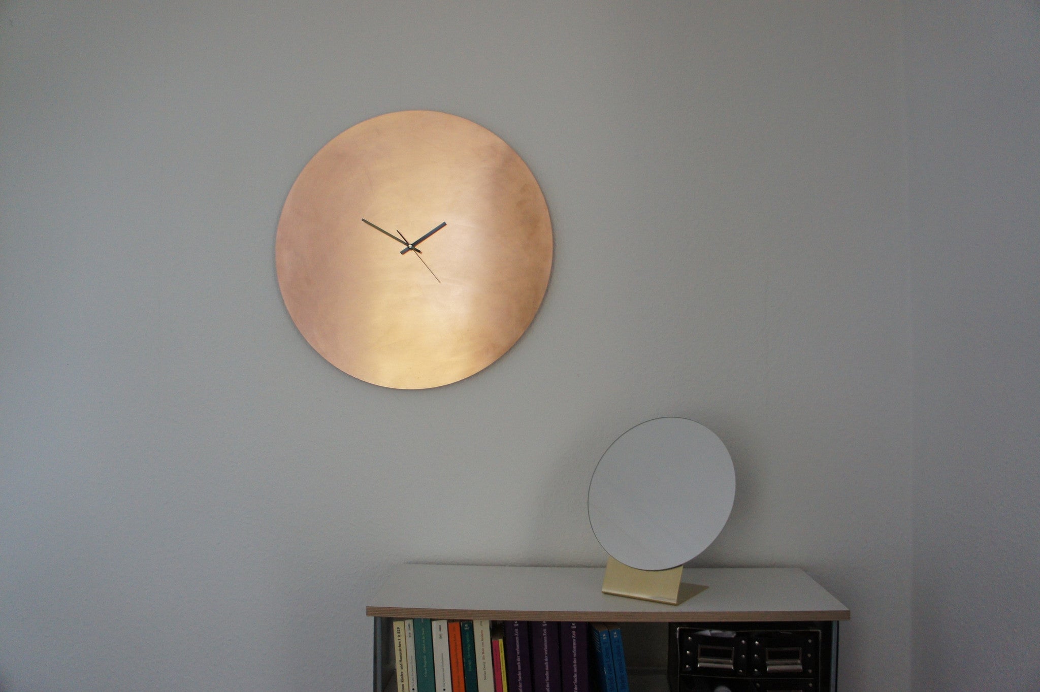 kupfer wanduhr copper wall clock silent lautlos handmade unikat unique patina minimalistisch Minimalismus minimalism 