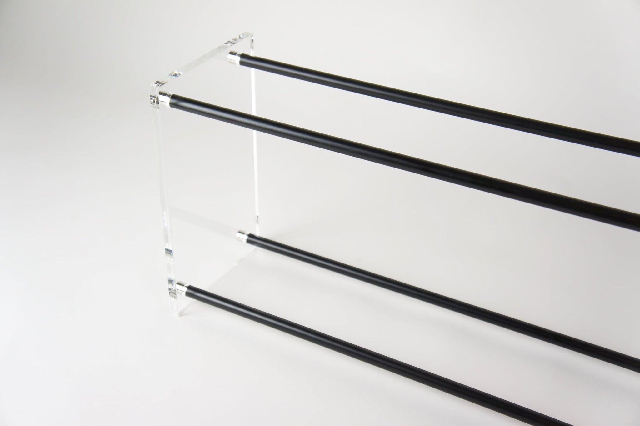 Schuhregal schwarz Metall Glas Shoe Rack white and glass large Schuhe Aufbewahrung Garderobe acrylic acrylglas plexiglas handmade in Deutschland minimalistisch minimalism