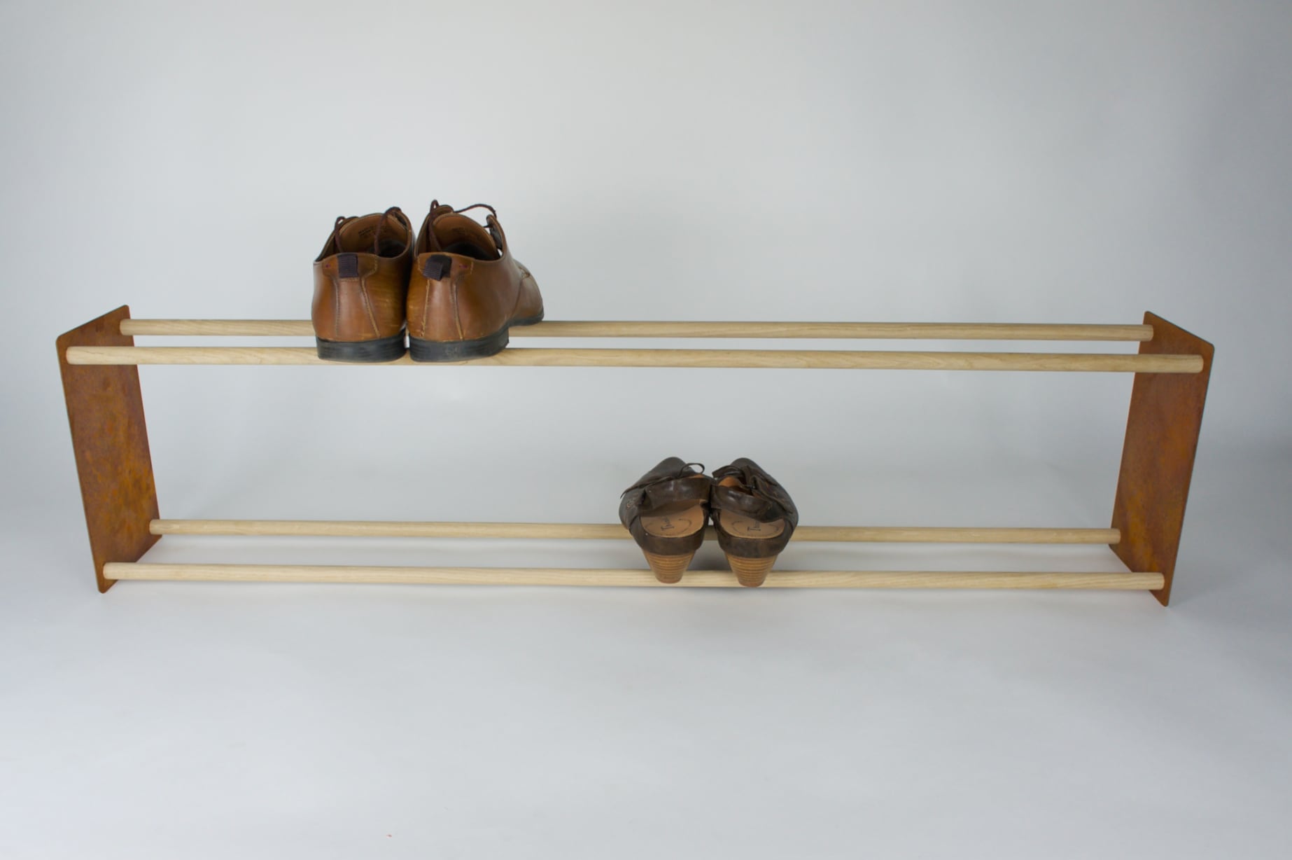 Eiche und Cortenstahl Schuhregal