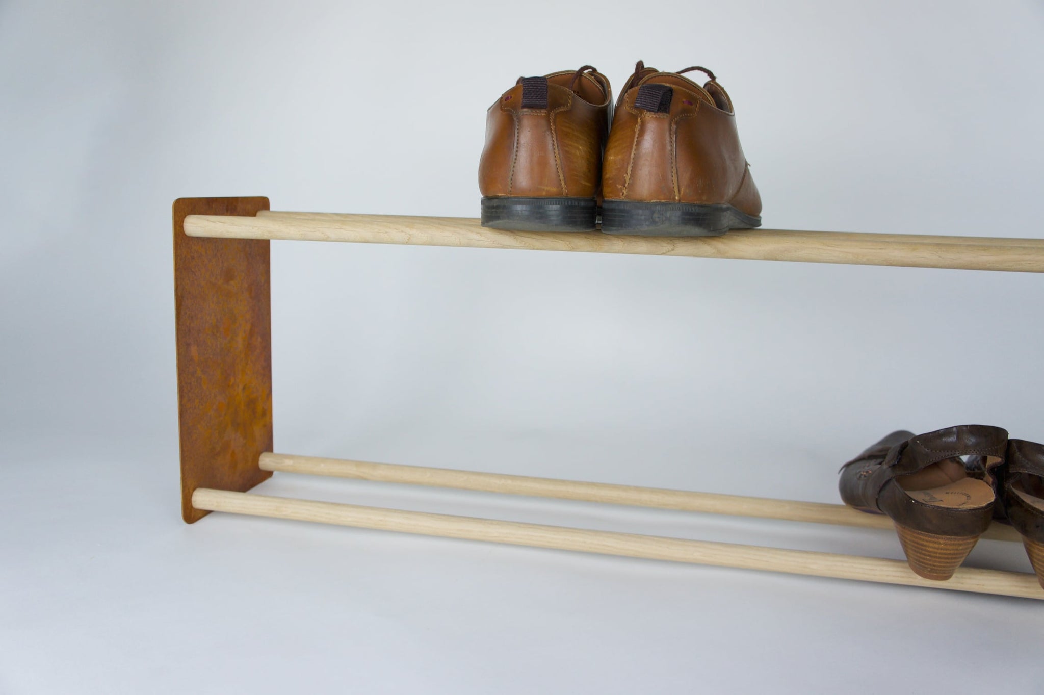 Eiche und Cortenstahl Schuhregal