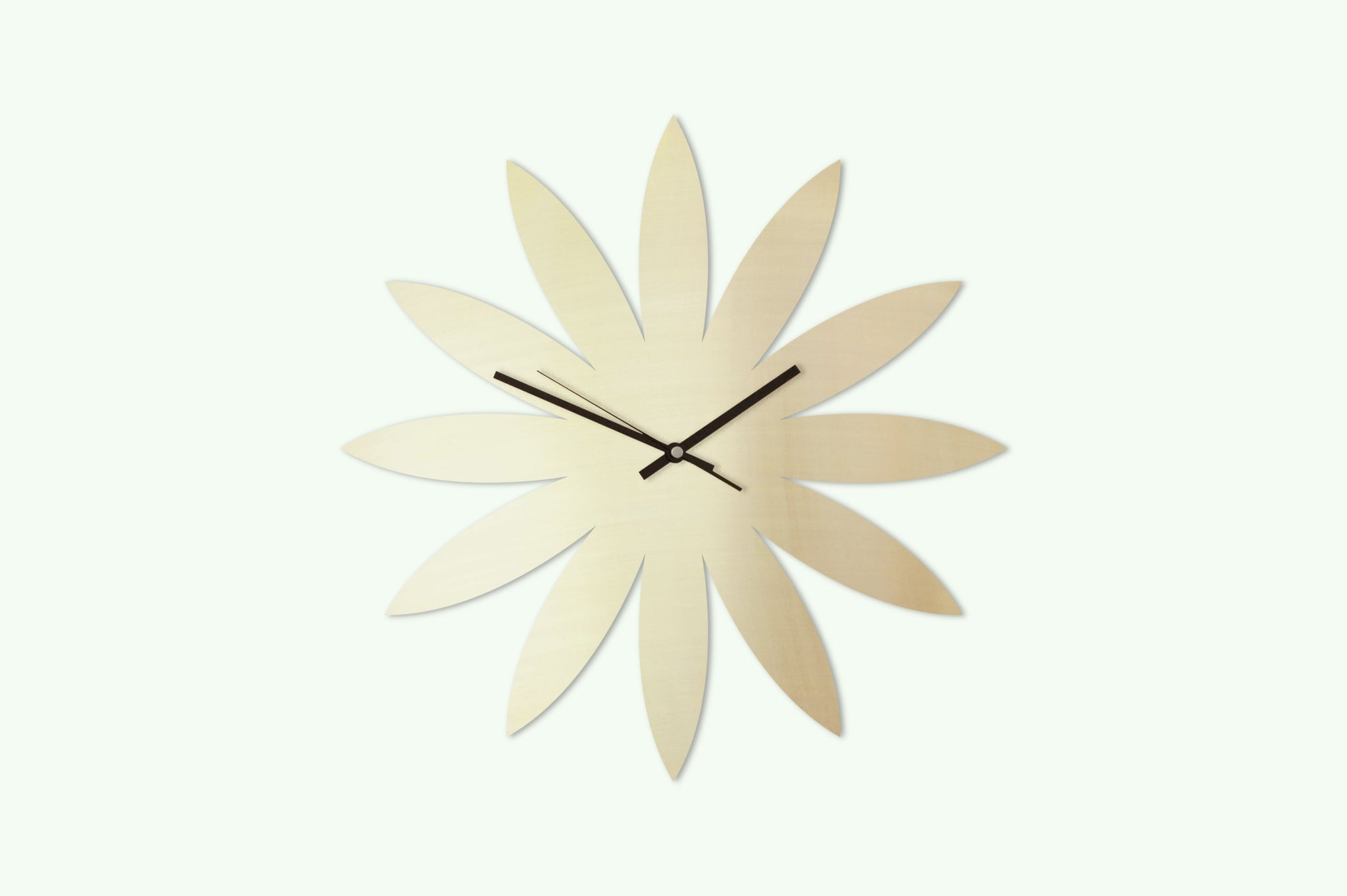 messing wanduhr brass wall clock silent lautlos handmade unikat unique minimalism minimalistisch Uhr Blüte 