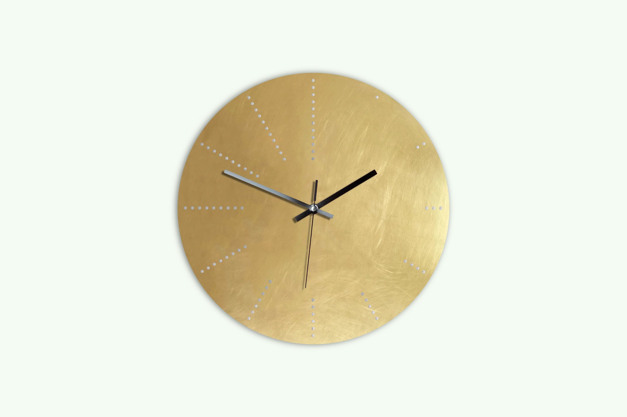 messing wanduhr brass wall clock silent lautlos handmade unikat unique minimalism minimalistisch Minimalismus elegant punkte