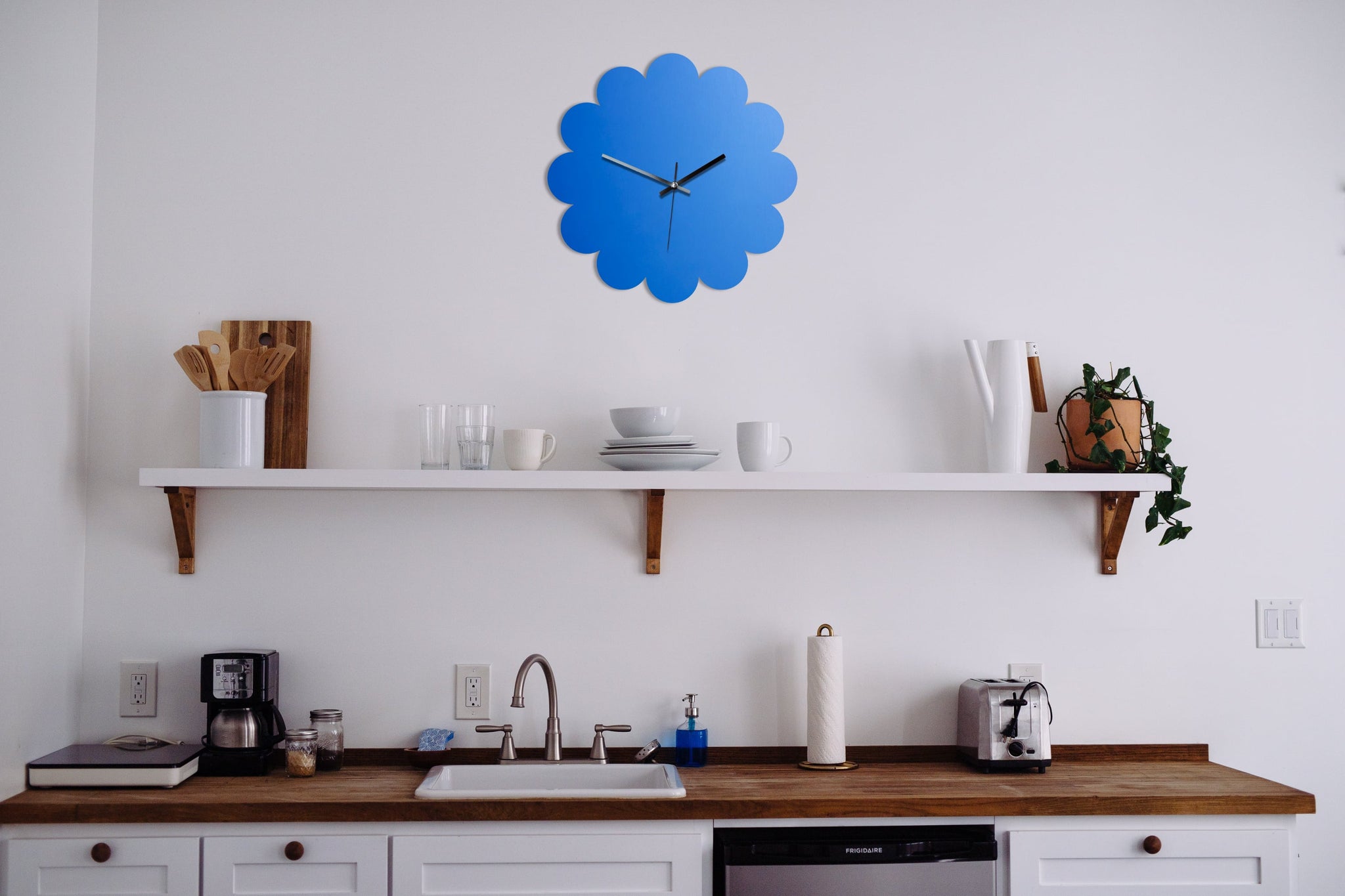 Eloxierte Aluminium Wanduhr - Wolke Blau