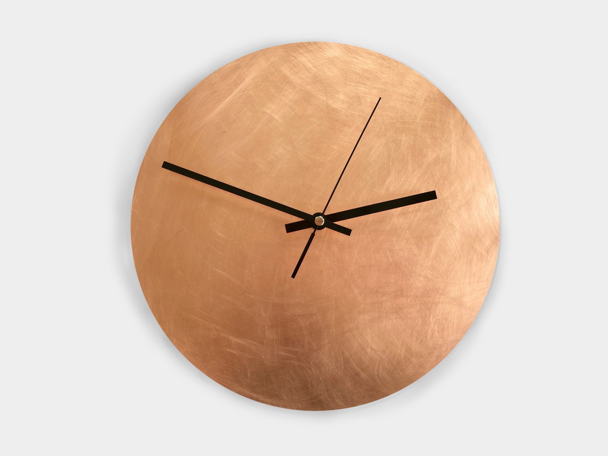 messing wanduhr brass wall clock silent lautlos handmade unikat unique minimalism minimalistisch Minimalismus elegant einzigartig Einzelstück unique